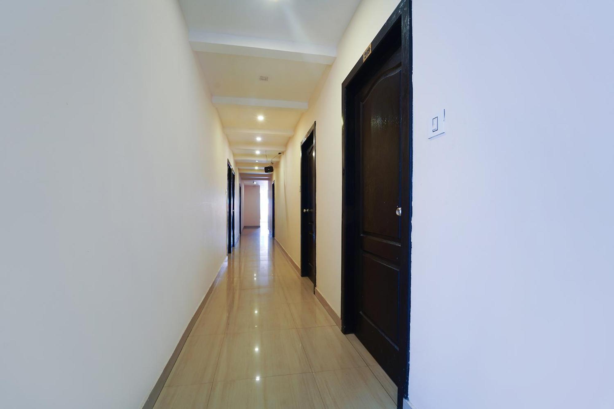 Zion Plaza Hotell Nedumbassery Exteriör bild