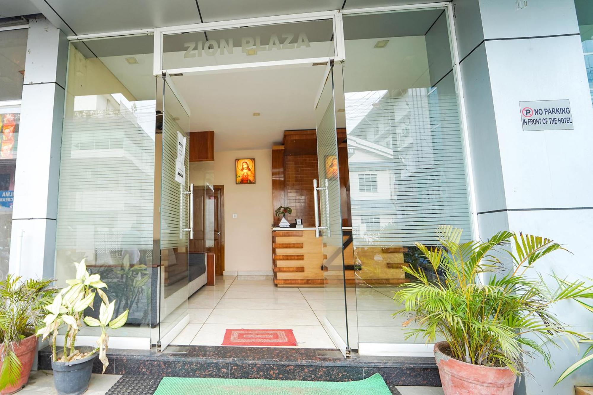 Zion Plaza Hotell Nedumbassery Exteriör bild